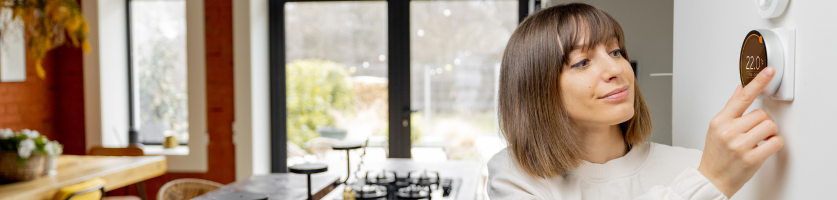 Image d'une femme réglant la température ambiante
