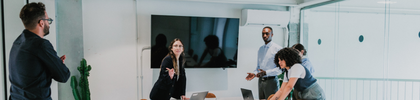 Image d'employés dans un bureau avec climatisation