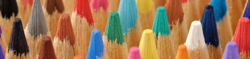 pointes de crayon de couleurs différentes les unes à côté des autres
